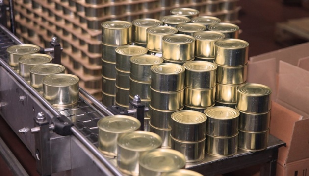 Міноборони через суд зобов'язало постачальника замінити 164 тонни зіпсованих консервів