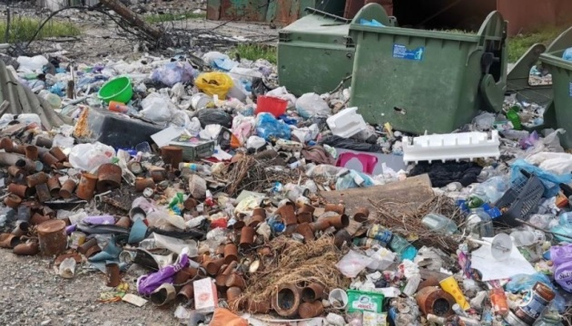 У Маріуполі вулиці завалені горами сміття