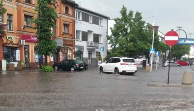 Буревії з дощами: у Польщі вулиці та будинки залиті водою