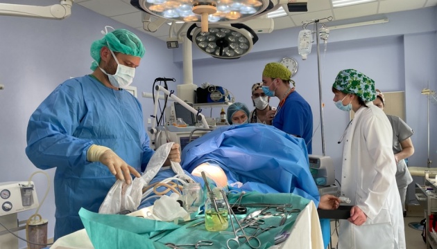 Ärzte in Lwiw retten Jungen aus Lysytschansk mit Geschosssplitter in Lunge