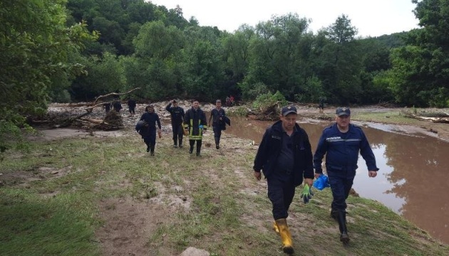 Сильна злива на Тернопільщині змила з дороги авто, троє загиблих