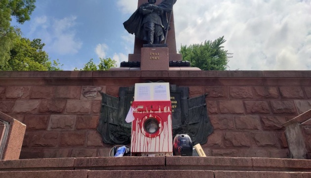 У Чернівцях біля радянського пам’ятника з’явився артоб’єкт про мародерство армії рф