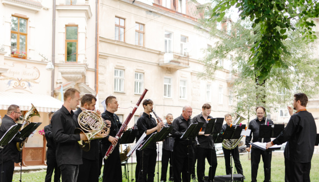 Львівська філармонія на благодійному ярмарку зібрала майже 150 тисяч для ЗСУ