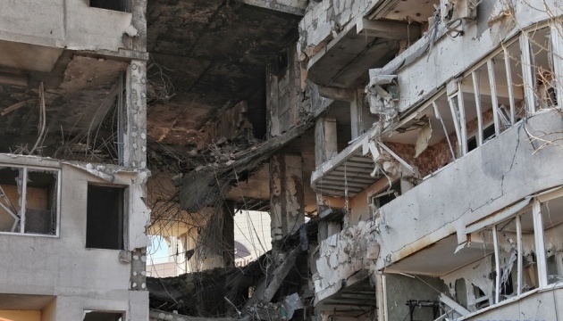 Mariupol residents share video of destroyed apartment block where people continue to live