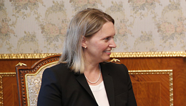 Stärkung der Ukraine auf Schlachtfeld: US-Botschafterin trifft sich mit Resnikow und Saluschnyj