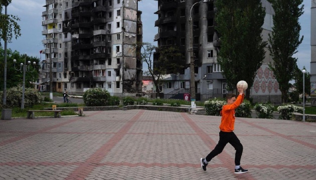 Zelensky muestra imágenes de la escala de la destrucción causada por Rusia: 