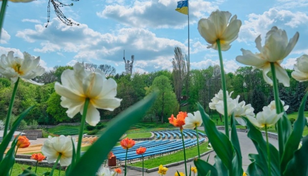 Головний прапор України завтра приспустять для заміни полотна – КМДА