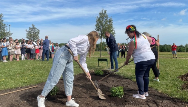 У Празі на знак подяки чехам українці висадили кущі калини