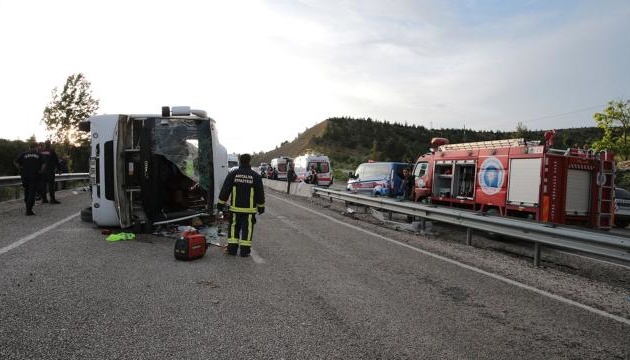 В Анталії туристичний автобус потрапив у ДТП: один загиблий, 19 поранених