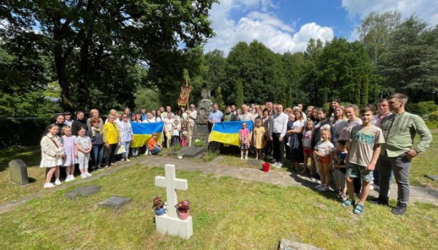 У Гамбурзі діаспора помолилася на цвинтарі за українських біженців