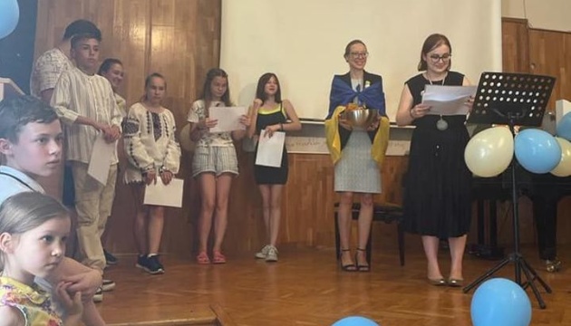 У Будапешті українські діти отримали сертифікати про закінчення школи