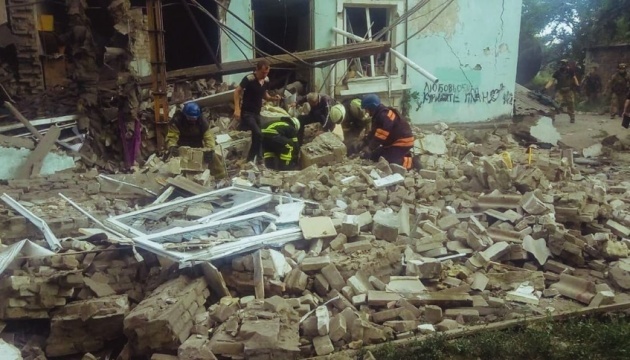 Luftangriff auf Lyssytschansk: Vier Leichname aus Trümmern herausgeholt