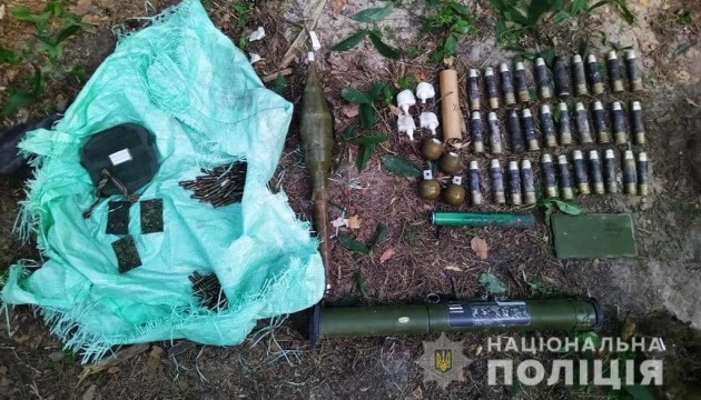 Поліція знайшла на Київщині приховану росіянами зброю