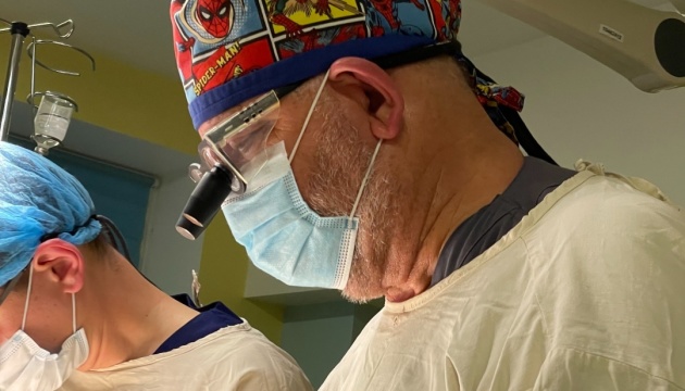 У Львові американський кардіохірург за тиждень провів п’ять складних операцій дітям