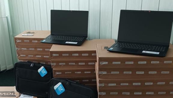 Вчителі Київщини отримали майже 600 ноутбуків від ЮНІСЕФ