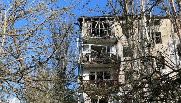 У Миколаєві ворог ракетними ударами пошкодив 21 багатоповерхівку, трансформатор та спортклуб 
