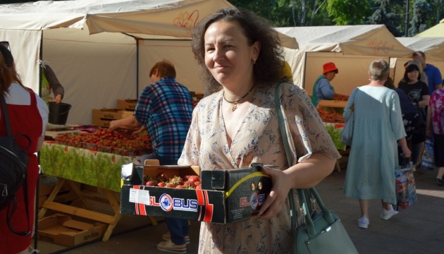 На полуничне свято у Кропивницькому солодку ягоду привезли 16 підприємств