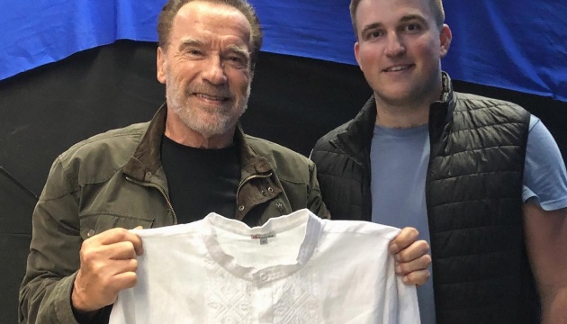 Schwarzenegger gets “vyshyvanka” as gift from Ukrainian actor