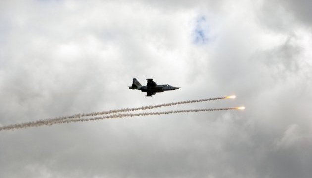 Donezk: Russisches Kampfflugzeug Su-25 mit Igla-Rakete abgeschossen, Pilot gefangen genommen