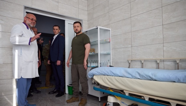Президент відвідав лікарню в Одесі та вручив нагороди медикам