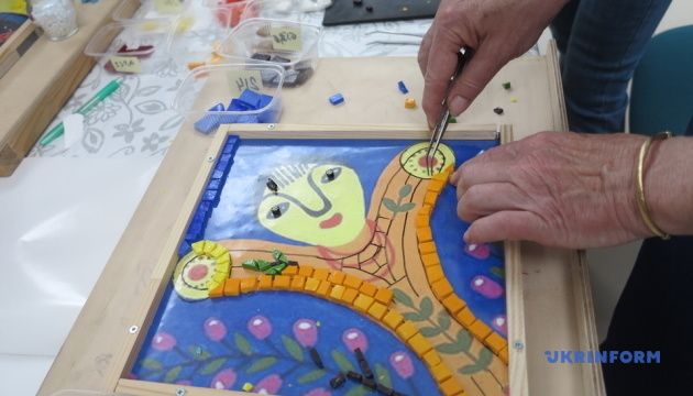 У Ризі почали створювати художні мозаїки на основі картин Примаченко