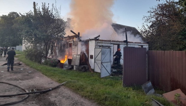 На Сумщині від ворожих обстрілів спалахнула велика пожежа, постраждала жінка