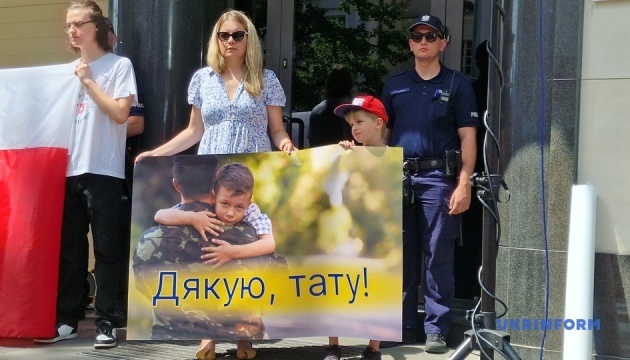 «Дякую тату за перемогу!»: у Варшаві відбулась акція подяки батькам за захист Батьківщини