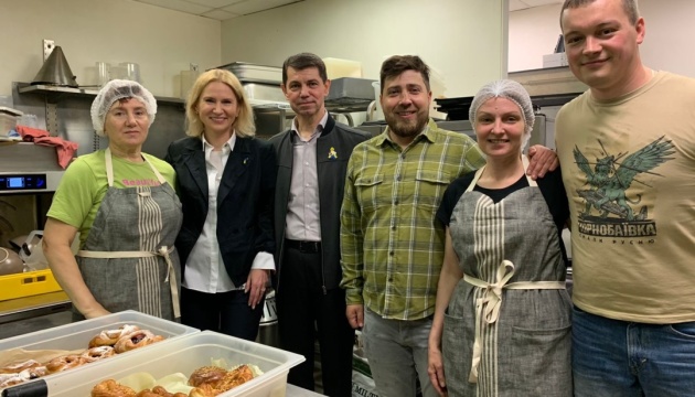 Українки в Латвії відкрили ресторан української кухні і допомагають ЗСУ