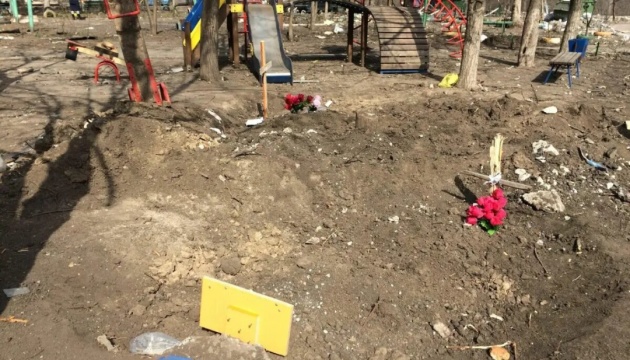 Загарбники вивезли з Маріуполя у Донецьк дитячий майданчик і гранітну плитку