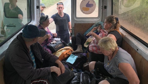 Волонтери за два дні евакуювали 53 людей із сіл навколо Лисичанська