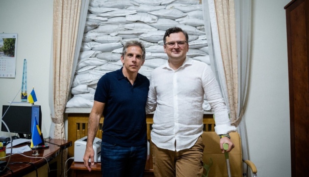 Кулеба обговорив з актором Стіллером допомогу українським біженцям