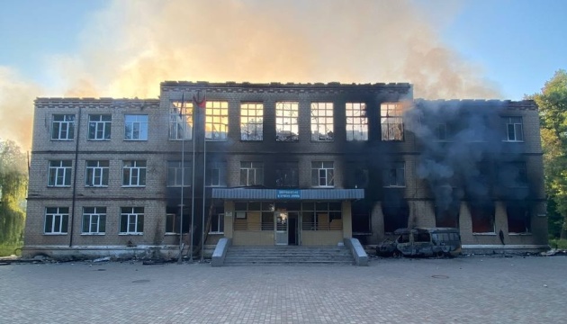 В Авдіївці загарбники обстріляли школу «Градами» з магнієвим зарядом