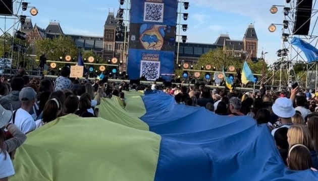 30-meter long Ukrainian flag unfolded at concert in Amsterdam