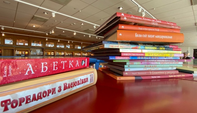 Дитяча бібліотека у Стокгольмі отримала україномовні книжки