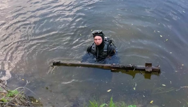 З річки на Сумщині витягли російську «Іглу» разом зі снарядом
