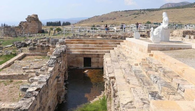 У Туреччині відкрили для туристів стародавні «ворота в пекло»