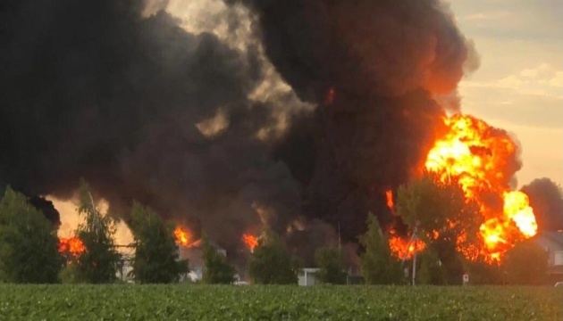 На Дніпропетровщині загасили пожежу від ворожого ракетного удару на нафтобазі