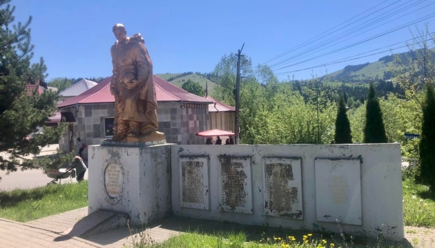 В Верховине демонтировали последний памятник советскому «освободителю»