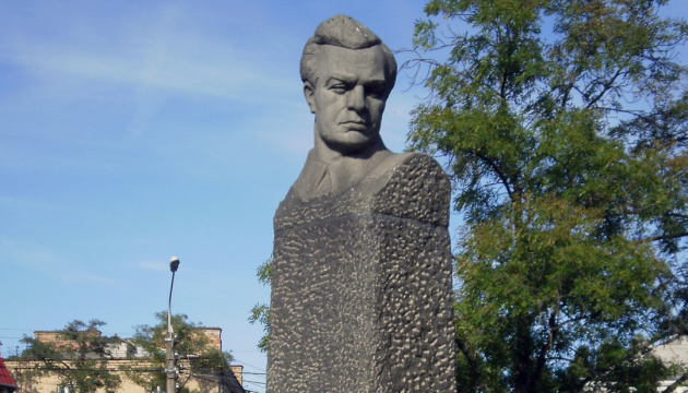 Памятники деятелям советских времен снимают с государственного учета
