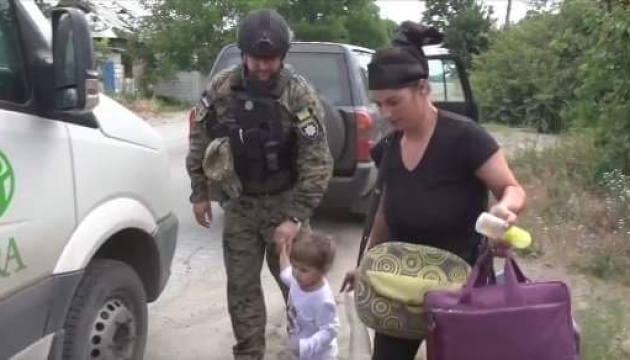 Diez adultos y tres niños evacuados de Lysychansk en un día