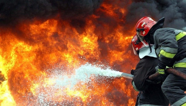 Se incendia un edificio residencial tras un ataque con misiles en Kyiv 