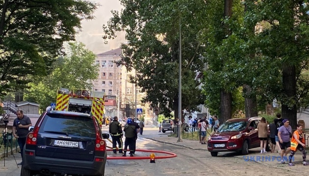 Ракетний удар по будинку в Києві: під завалами є люди, двох постраждалих госпіталізували