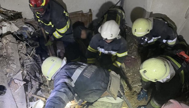 У Харкові внаслідок ворожих обстрілів постраждала лікарня, зруйнований житловий будинок