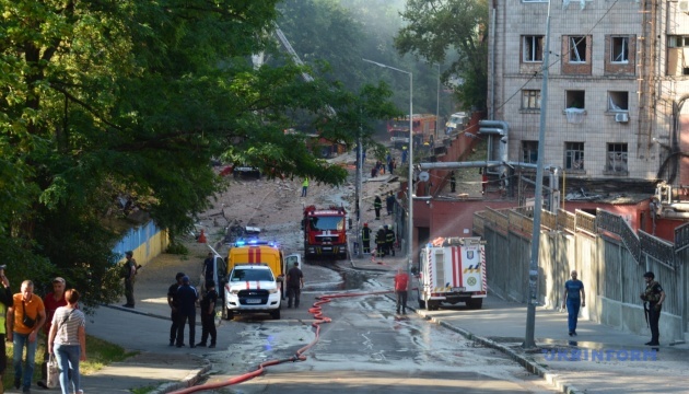 Atak rakietowy na budynek w Kijowie: pod gruzami są ludzie, dwie ofiary trafiły do szpitala