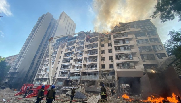 Ataque con misiles en un edificio en Kyiv: Hay personas bajo los escombros, dos hospitalizados