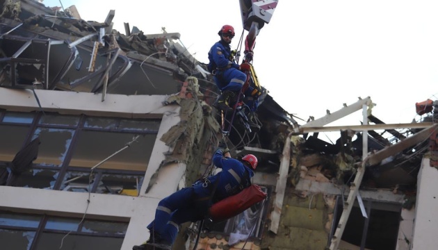 Body of dead man removed from rubble in Kyiv