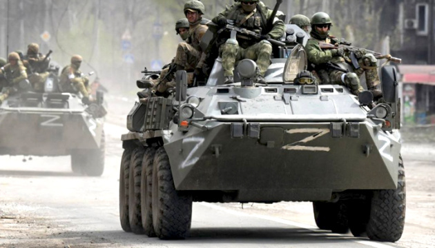 Russische Militärkonvois bewegen sich vier Tage lang durch Mariupol Richtung Westen