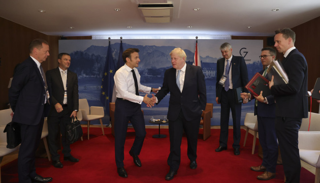 There is opportunity to turn tide in war in Ukraine, Johnson and Macron believe 