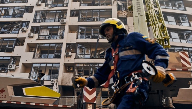 У Києві ліквідували пожежу в будинку, що постраждав від ракетного удару
