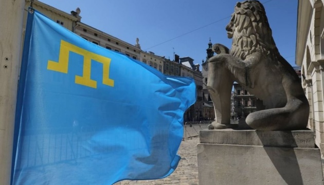 Біля львівської Ратуші підняли кримськотатарський прапор
